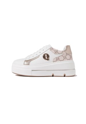 Sneaker bianca con tomaia in pelle liscia, accenti metallici e tessuto stampato sul tallone. Suola in gomma spessa per un'altezza maggiore.