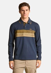 Polo a maniche lunghe blu navy con accenti gialli, caratterizzato da una banda dorata con testo stampato "313°GR" e "FRECCE TRICOLORI". Materiale in cotone.