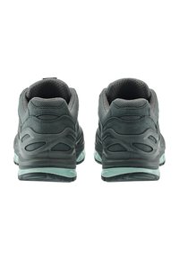 Scarpe da atletica da uomo con tomaia in mesh grigio e suede, con tagli distintivi e suola imbottita verde menta per un supporto ottimale.