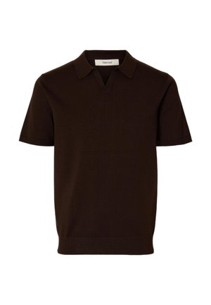 Dunkelbraunes, kurzärmeliges Strick-Poloshirt mit Kragen und V-Ausschnitt, hergestellt von Selected, auf weißem Hintergrund dargestellt.