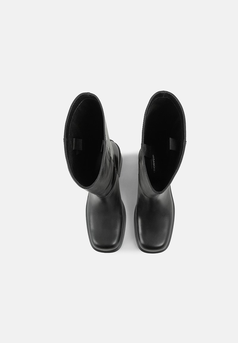 Stivali alla caviglia in pelle nera con punta quadrata, texture liscia e tacco leggermente rialzato. L'interno presenta una morbida fodera e lembi per il sollevamento.