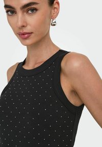 Zwarte geribbelde tanktop met kleine zilveren studs, voorzien van een ronde halslijn en mouwloos ontwerp, gladde textuur en aansluitende pasvorm.