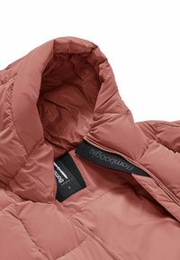 Puchowa kurtka w delikatnym różowym kolorze, z wysokim kołnierzem, zapięciem na zamek i metką wewnętrzną z logo. Wykonana z gładkiego, lekkiego materiału.