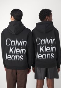 Calvin Klein Jeans BLOWN UP DIFFUSED STACKED HOODIE UNISEX - Felpa - black