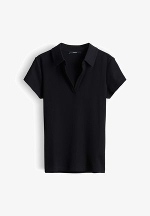 Zwarte polo met korte mouwen, geribbelde textuur en een open V-hals, getoond tegen een witte achtergrond.