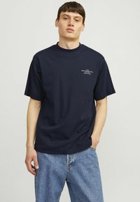 Jack & Jones PREMIUM JPRBLACHAD BRANDING CREW NECK TEE - Printtipaita - night sky
