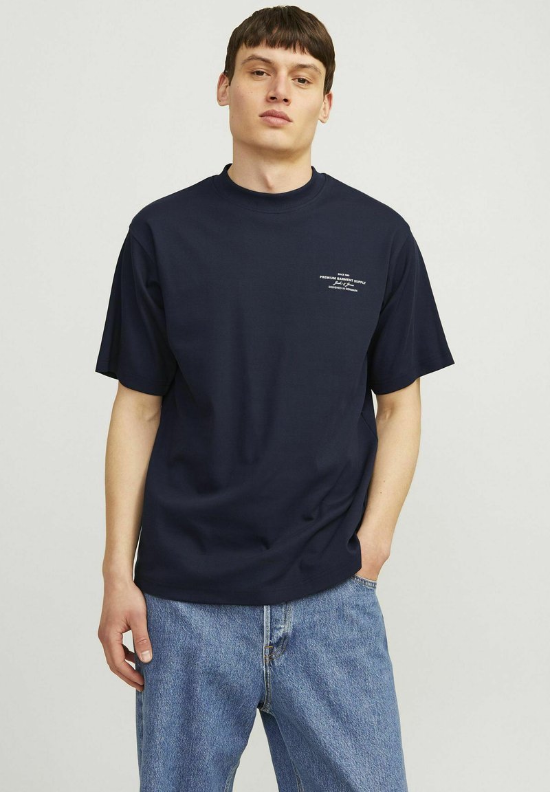 Jack & Jones PREMIUM JPRBLACHAD BRANDING CREW NECK TEE - Printtipaita - night sky