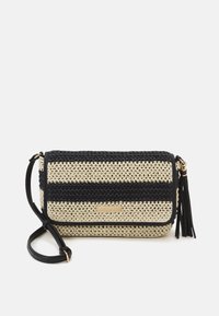 Torebka wykonana z plecionego czarno-kremowego materiału, o prostokątnym kształcie, ze złotymi akcentami i frędzlami. W zestawie regulowany pasek.