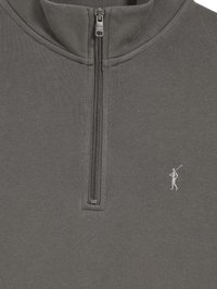 Pullover grigio a mezze zip realizzato in morbido tessuto testurizzato, con un piccolo accento ricamato di un golfista bianco vicino al colletto.