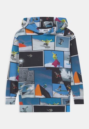 Sweatshirt à capuche présentant une base bleue avec un collage de photos de snowboard, de différentes formes et tailles de cadres. Fini en tissu doux.