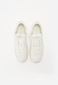 Hvide sportssko med perforerede detaljer, flade snørebånd og en stoftunge. "REPLAY" logo trykt i guld på siden og indersålen.