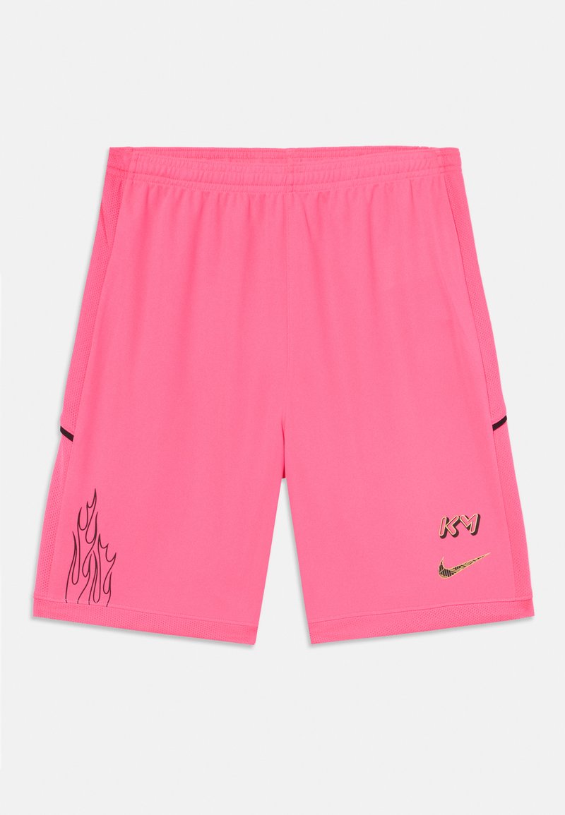 Pantalones cortos deportivos de color rosa brillante con una cintura elástica, que presentan gráficos de llamas negras y una marca en dorado de contraste. Textura suave, hasta la rodilla.