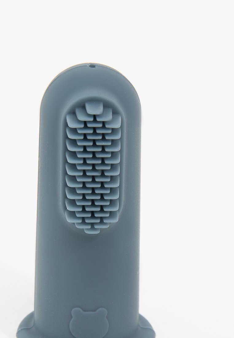 Spazzolino in silicone per bambini, forma cilindrica, colore blu chiaro, setole morbide e un design di un orsetto in rilievo alla base.