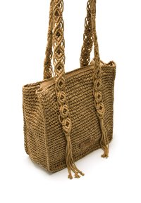 Bolso de paja trenzada en color marrón, con asas trenzadas y borlas decorativas. Incluye un acento de cuero suave en la base.