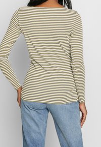 Langsleeve top met een brede halslijn, voorzien van olijfgroene en witte horizontale strepen. Gemaakt van een zachte, rekbare stof.