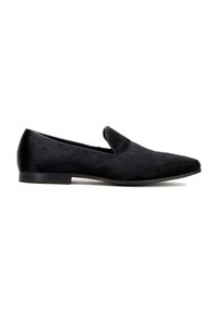 Czarne zamszowe buty wsuwane z ostrym noskiem i niskim obcasem. Charakteryzują się gładką fakturą i minimalistycznym designem, odpowiednie na formalne okazje.