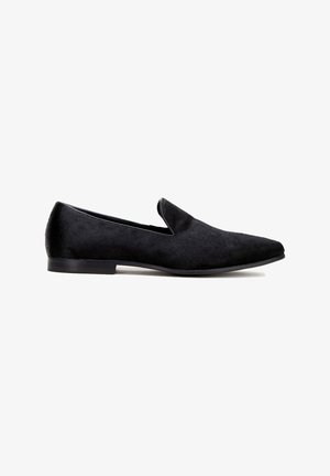 Czarne zamszowe buty wsuwane z ostrym noskiem i niskim obcasem. Charakteryzują się gładką fakturą i minimalistycznym designem, odpowiednie na formalne okazje.