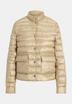 Světle béžová prošívaná bunda se stojáčkem, předními druky a dvěma velkými klopovými kapsami v oblasti pasu.