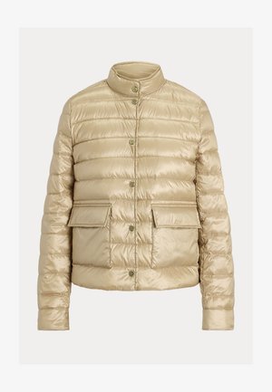 Jasna beżowa pikowana kurtka z kołnierzem stójką, zapięciem na zatrzaski z przodu i dwoma dużymi kieszeniami z patką na wysokości talii.