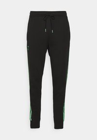Svarte tapered joggere med elastisk talje, snor i livet, grønne sidelister og små grønne logoer på venstre lår.