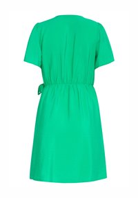 Groene jurk met korte mouwen, een geplooide taille en een strikdetail op de rug, gemaakt van lichtgewicht stof met een zachte textuur.