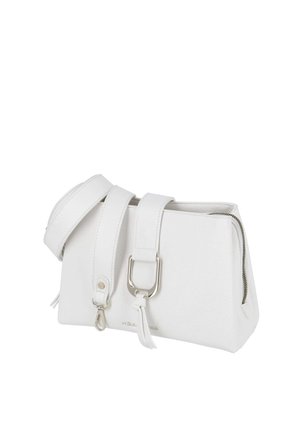 Weiße rechteckige Lederhandtasche mit breitem Riemen, silberner Schnalle und Reißverschluss auf weißem Hintergrund.