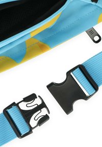 Blauwe stoffen tas met een geel patroon, met een gestructureerde voering aan de binnenkant. Een zijkliksluiting bevestigt een riem met een geweven textuur.