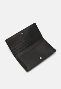 Portafoglio in pelle nera con finitura testurizzata, dotato di numerosi scomparti per carte e chiusura a scatto, che presenta un design semplice e funzionale.