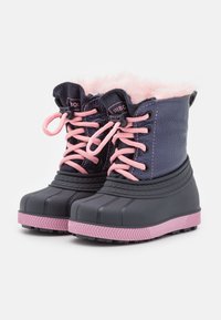 Navy-wasserdichte Schneestiefel mit pinken Schnürsenkeln und Futter, Gummisohle, strukturiertem Obermaterial und ausgeprägter Zehenkappe. Mit einem Kunstfellbesatz.