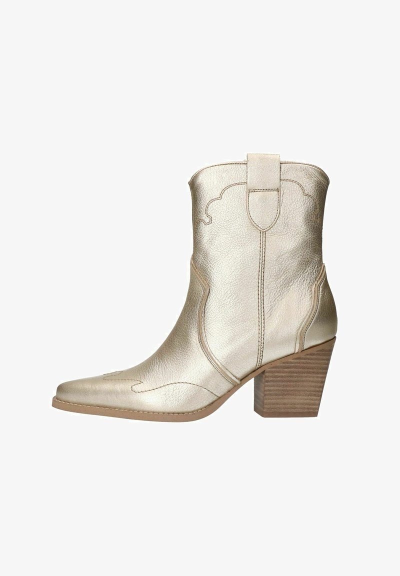 Gouden leren enkellaars met westerse stikdetails, spitse neus en een gestapelde houten hak. Voorzien van een lussen aan de achterkant.