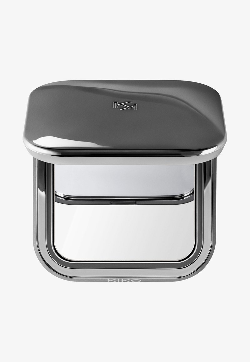 Compact spiegel met een strakke, glanzende zilvergrijze metalen buitenkant. Afgeronde hoeken, logo aan de bovenkant, reflecterend oppervlak en een minimalistisch ontwerp.