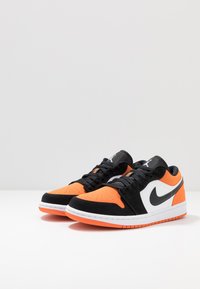 Jordan AIR JORDAN 1 - Joggesko - white/black/starfish