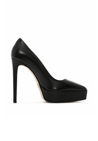 Zapato de tacón alto de cuero negro con punta afilada y plataforma, que presenta una textura suave y un delgado tacón de aguja.
