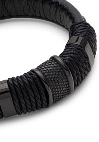 Schwarzes Lederarmband mit geflochtenem Seil, glatten und strukturierten schwarzen Metallakzenten sowie einer markanten gemusterten Perle.