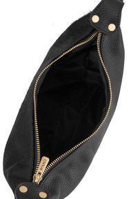 Borsetta in pelle nera con una cerniera dorata, dotata di una superficie texturizzata, due borchie dorate e un interno in tessuto scuro. Design ad apertura superiore.