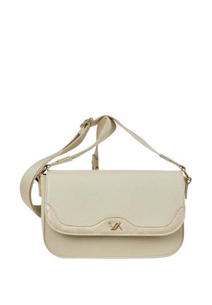 Bolso bandolera de cuero beige con correa ajustable y cierre de solapa, con un pequeño logo metálico en el frente.