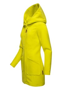 Geel fleece jack met een grote capuchon, twee voorzakken en een strakke, gestroomlijnde vormgeving. Voorzien van een geborduurd logo en tan leren accenten.