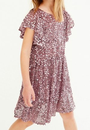 Růžové šaty s flitry, s volánkovými rukávy, nazbíraným pasem a vícevrstvou texturou. Lesklé flitry pokrývají celý materiál pro třpytivý efekt.