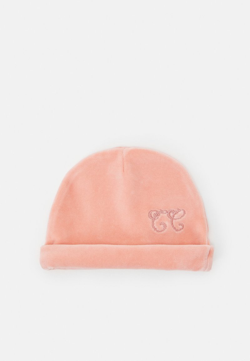 Gorro de veludo rosa com uma bainha dobrada e detalhe de logo "CC" bordado. Textura suave e forma arredondada, adequado para climas mais frescos.