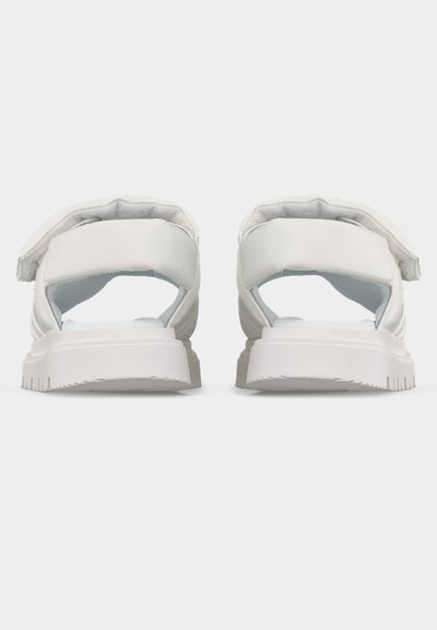 Λευκά σανδάλια με ανοιχτή πίσω σχεδίαση, διαθέτουν ρυθμιζόμενους ιμάντες και υφή στην σόλα για καλύτερο κράτημα. Το υλικό φαίνεται λείο και συνθετικό.