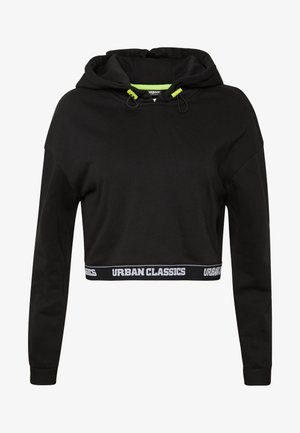 Czarna krótka bluza z kapturem, wykonana z miękkiego materiału, z kapturem na sznurku w zielonych akcentach oraz białą taśmą z logo wzdłuż dolnego brzegu.