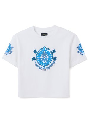 Camiseta blanca recortada con motivos florales azules en el frente y las mangas, con un escote redondo y etiqueta de la marca Piombo.