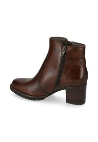 Stivaletto in pelle marrone con punta tonda, cerniera laterale e fascia testurizzata; presenta un tacco in legno impilato e suola in gomma.