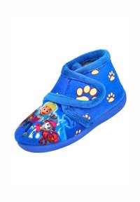 Zapatilla de felpa azul con diseño envolvente, ilustrada con personajes de dibujos animados y patrones de huellas de patas, textura suave y suela de goma.