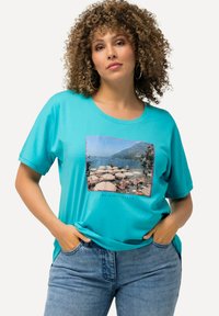 Ulla Popken PHOTO GRAPHIC SHORT SLEEVE  - Camiseta estampada - deep aqua