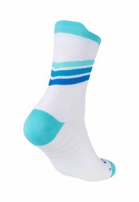 Calzino bianco con strisce orizzontali azzurro chiaro e teal. Presenta un tallone e una punta rinforzati, realizzato in tessuto elasticizzato e traspirante.