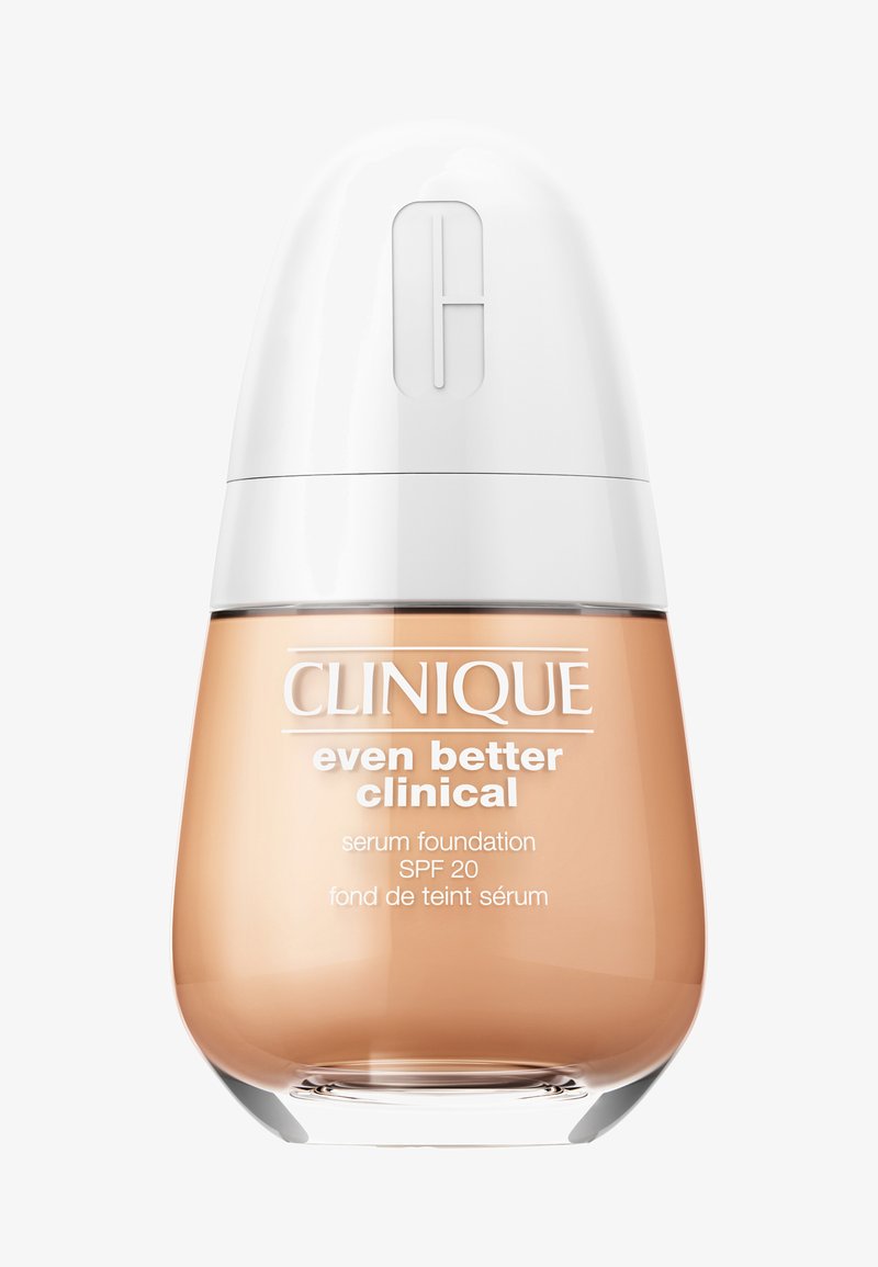 Clinique Even Better Clinical serum foundation i en klar glasflaske med et beige produkt, hvidt låg og et trykt tekstlabel. SPF 20.