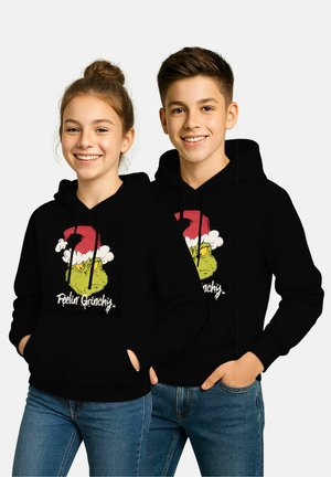 Schwarze Sweatshirts mit einem vorderen Design, das eine grüne Figur mit einer Weihnachtsmannmütze zeigt, dem Text "Feelin' Grinchy" und Zugbändern am Kragen.