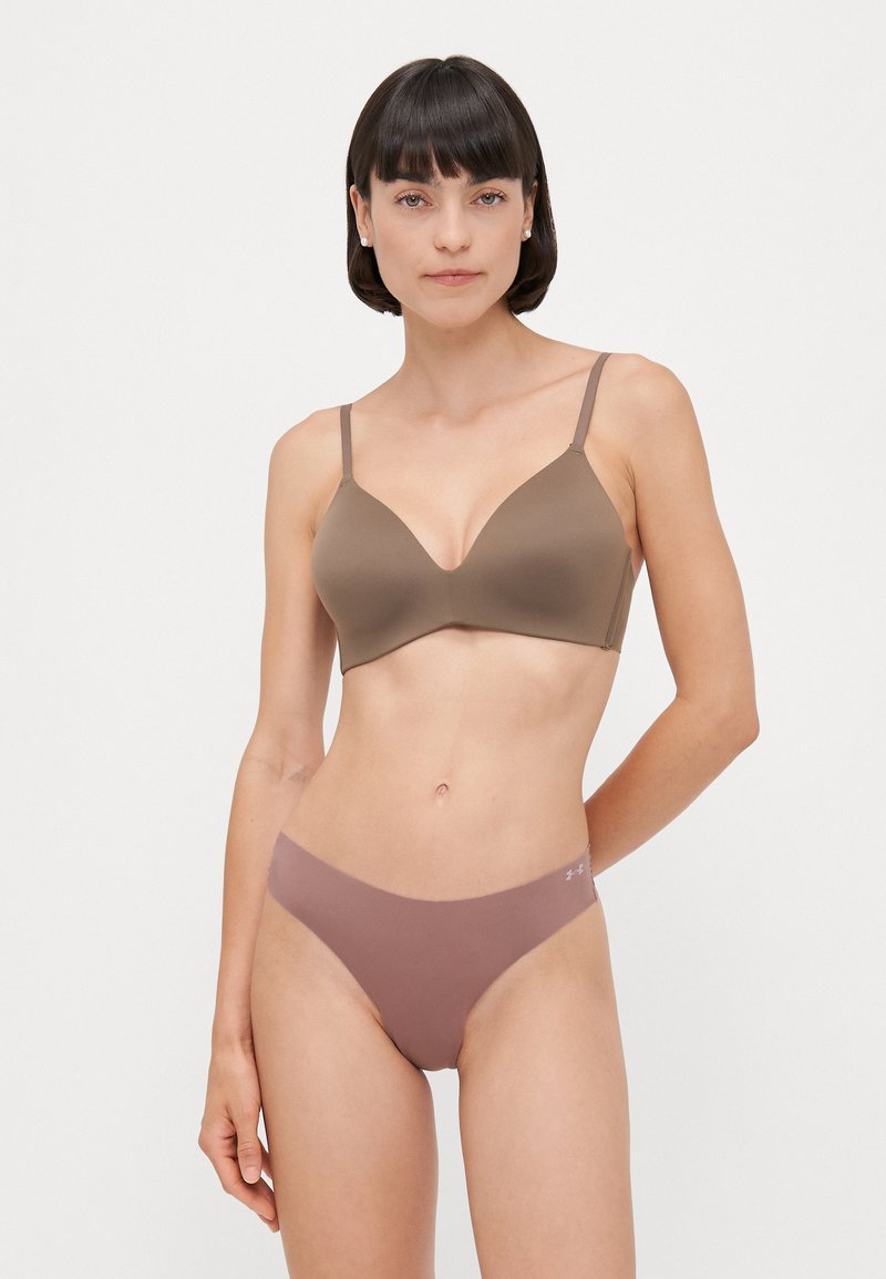 Bruin naadloze bh met verstelbare bandjes en een diep uitgesneden decolleté, gecombineerd met een lichtbruine lage taille thong met subtiele logo-detail.