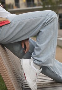 Levi's® HIGH LOOSE - Calças de ganga à boca de sino - light indigo - flat finish